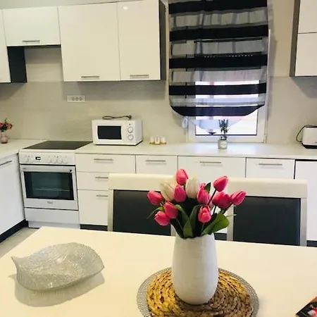 Διαμέρισμα Mona *